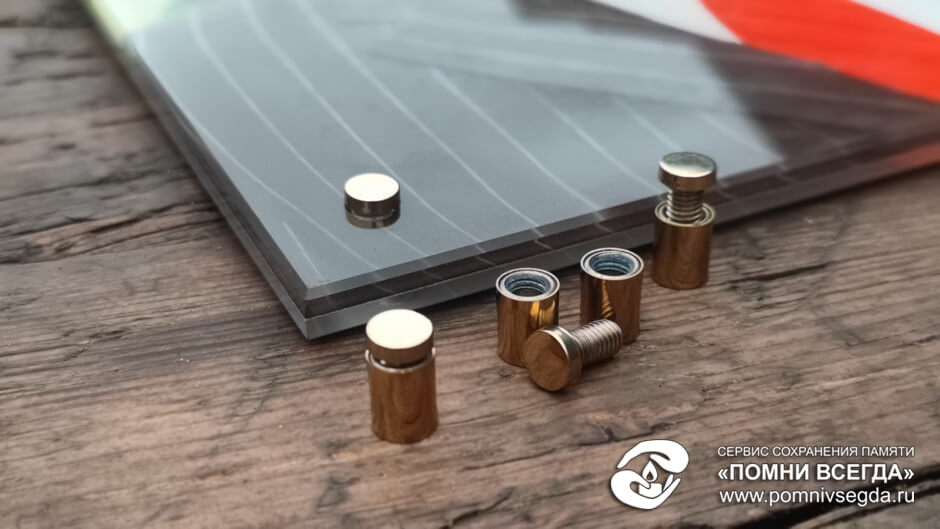 Стекло на дистанционных держателях крупным планом, 2 фото