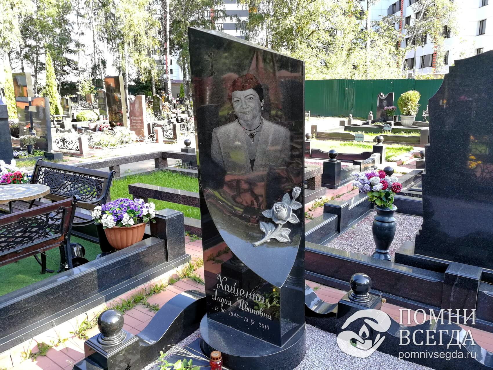 Гранитная стела оригинальной формы